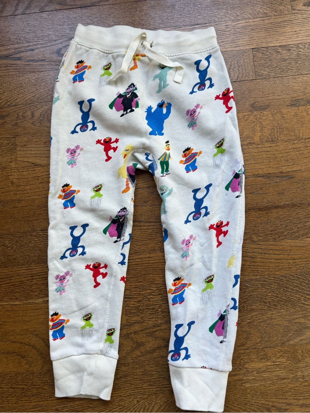 Hanna Andersson Sesame Street Cream Sweatpants with Multicolor Characters NWOT